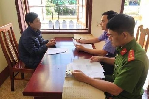 Khởi tố người cha vác dao xông vào trường học bắt Hiệu trưởng quỳ