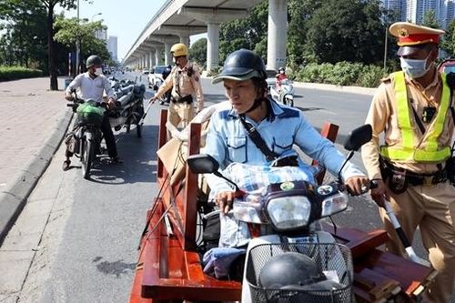 CSGT bắt loạt 'hung thần' ba bánh và xe cũ nát