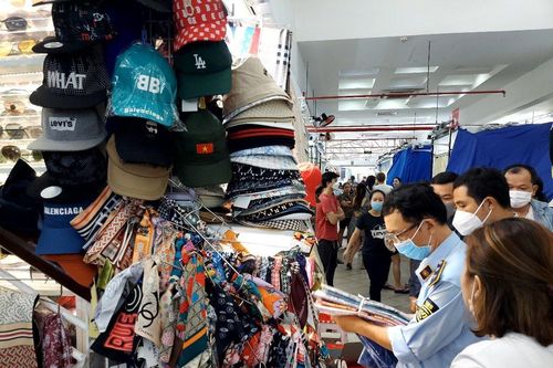 Thu giữ lượng lớn hàng giả tại TTTM Sài Gòn Square