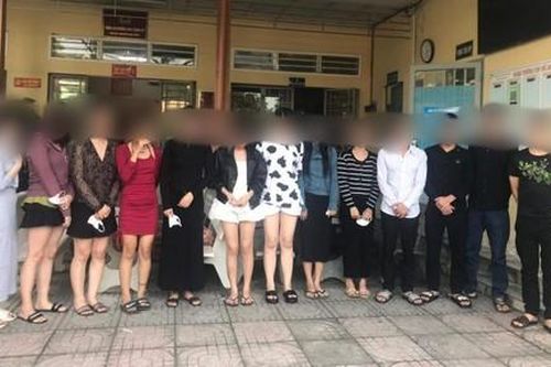 Quán karaoke July vẫn đón 'dân chơi' phê ma túy dù treo biển tạm ngưng