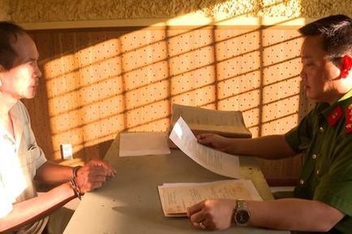 Cùng đồng bọn hiếp dâm cô gái, bỏ trốn 20 năm vẫn không thoát