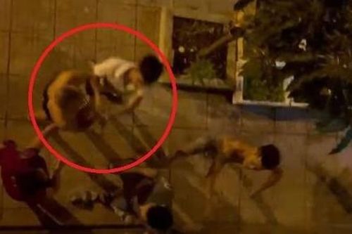 Cầm dao rượt đuổi, đánh người vì lái ôtô chạy nhanh qua chỗ mình nhậu