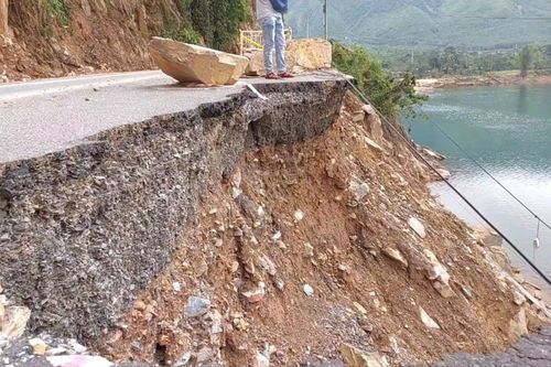 Đường hơn 700 tỷ đồng chậm tiến độ, vừa thảm nhựa đã nứt gãy hàng trăm mét
