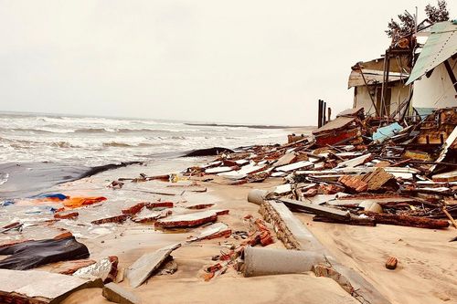 Hàng loạt nhà dân, khu du lịch ven biển Hội An bị công phá do mưa bão dồn dập