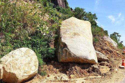 Tảng đá nặng chục tấn nằm ngổn ngang, hiểm nguy rình rập trên đèo Hải Vân