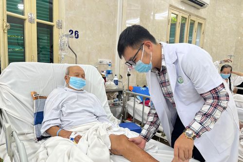 20 phút phẫu thuật kết hợp xương ít xâm lấn cho cụ ông 100 tuổi