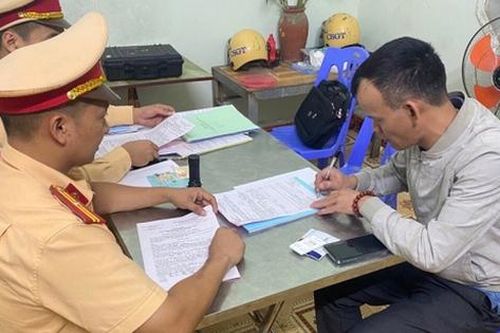 Tin 2/11: Tài xế tạt đầu xe cấp cứu chở bệnh nhân nguy kịch bị phạt 7,3 triệu đồng; cách chức thiếu tá công an say xỉn gây tai nạn liên hoàn ở Gia Lai