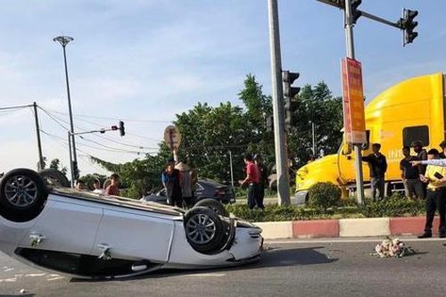 Vụ lật xe cưới ở Hải Phòng: Cô dâu, chú rể thoát nạn trong gang tấc