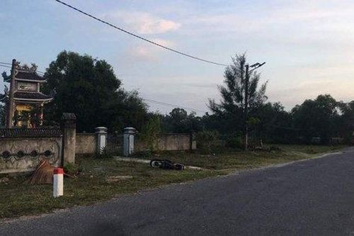 Phát hiện thi thể người đàn ông cùng xe máy ở bên đường