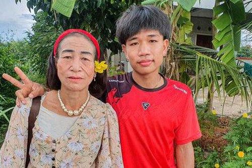 Chàng trai 19 tuổi đính hôn với bạn gái đã 56 tuổi