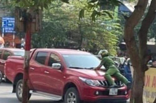 Khởi tố lái xe ô tô rồ ga bỏ chạy khi chiến sĩ công an bám trên nắp capo