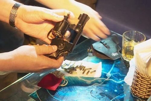Khởi tố người đàn ông mang súng và 25 viên đạn vào bar chơi