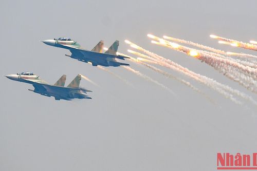 Mãn nhãn với chiến đấu cơ 'hổ mang chúa' Su-30MK2 trên bầu trời Hà Nội