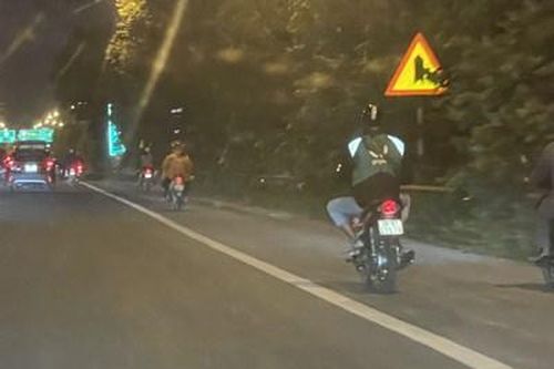 Nhiều xe máy vẫn đi vào cao tốc đại lộ Thăng Long