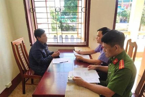 Khởi tố phụ huynh mang dao vào trường làm nhục hiệu trưởng