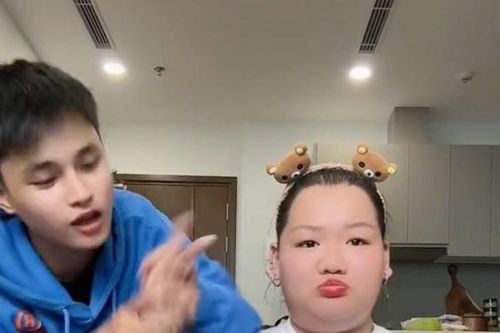 Hết 15 cây xăng, TikToker lại được bạn gái trao cả sổ đỏ