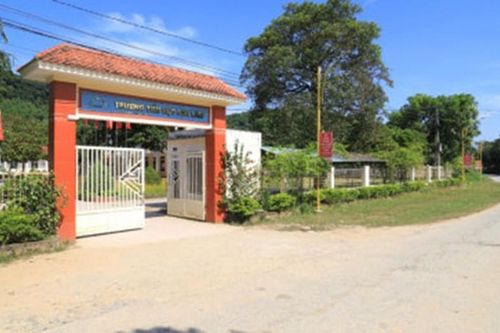 Hà Tĩnh: Khởi tố người bố cầm dao tới trường bắt hiệu trưởng quỳ