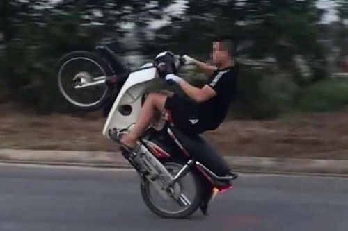 Bị phạt 7,5 triệu vì 'trình diễn' đi xe máy một bánh