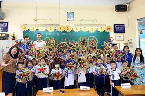 Học sinh nghèo đến trường bằng... lương hiệu trưởng
