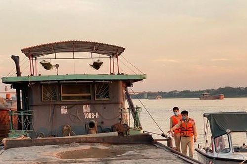 Cảnh sát xuyên đêm chặn bắt 4 tàu hút cát trái phép trên sông Hồng