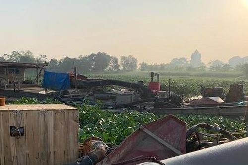 Bị công an phát hiện kiểm tra, 'cát tặc' nhảy xuống sông bỏ trốn