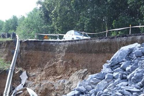 Thót tim chứng kiến sạt lở nghiêm trọng tại đường mòn Hồ Chí Minh