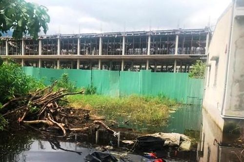 Cận cảnh 'xóm nước đen' ngập lụt triền miên do dự án chợ 200 tỷ đồng giữa thị trấn du lịch