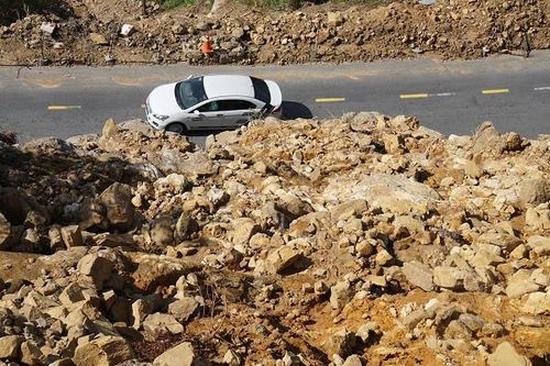 Đèo Hải Vân sau mưa lộ loạt điểm sạt lở, tài xế 'vừa đi vừa run'