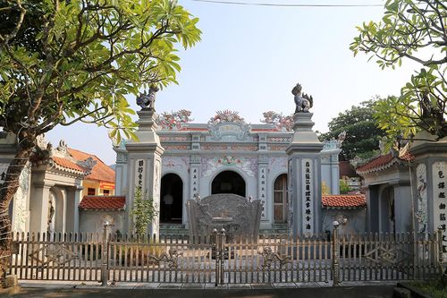 Cây bàng trăm tuổi rỗng ruột vẫn sống tươi tốt ở ngôi đền thiêng
