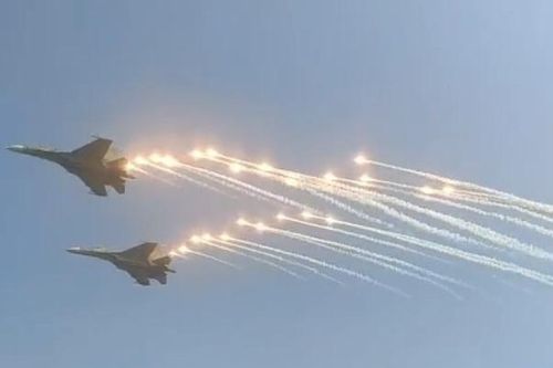 Máy bay chiến đấu Su-30MK2 thao diễn trên bầu trời Hà Nội