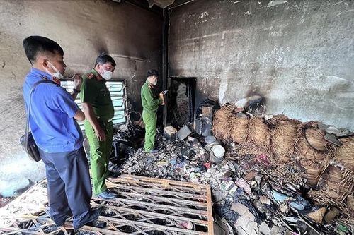 Biểu dương thành tích phá nhanh vụ đốt nhà làm 2 mẹ con tử vong