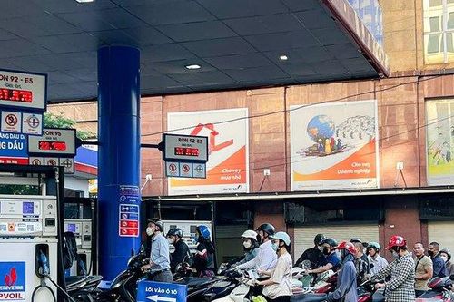 Người dân Hà Nội xếp hàng nửa tiếng mới mua được xăng