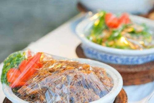 Sai lầm tai hại khi dùng màng bọc thực phẩm khiến chất độc ngấm ngược vào thức ăn, nguy hại vô cùng