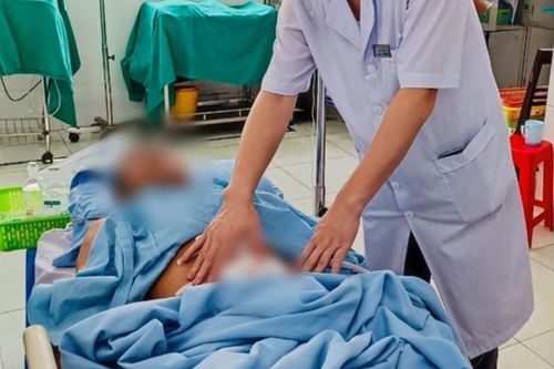 Cứu sống người đàn ông bị lưỡi cưa văng vào bụng, nguy kịch