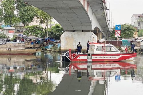 TPHCM: Tìm kiếm người phụ nữ rơi cầu chìm dưới kênh nghi tự tử