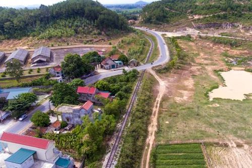 Lấn chiếm hành lang nghiêm trọng trên tuyến đường sắt vắng tàu 10 năm tại Nghệ An