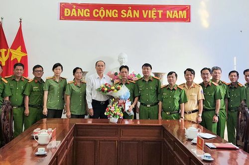 Bí thư Thành ủy, Chủ tịch UBND TP. Châu Đốc Lâm Quang Thi thưởng 'nóng' Công an thành phố đã phối hợp điều tra nguyên nhân vụ hỏa hoạn làm 2 người tử vong