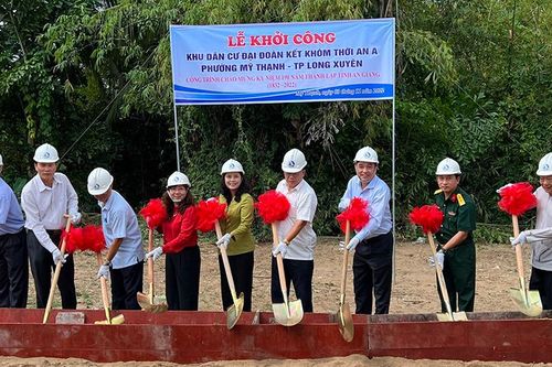 Khởi công xây dựng 20 căn nhà Đại đoàn kết ở phường Mỹ Thạnh
