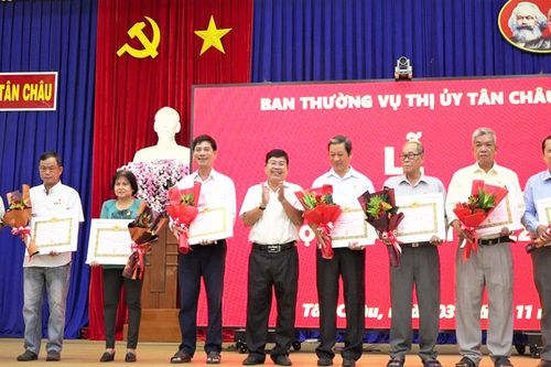 Ban Thường vụ Thị ủy Tân Châu trao Huy hiệu Đảng cho các đảng viên