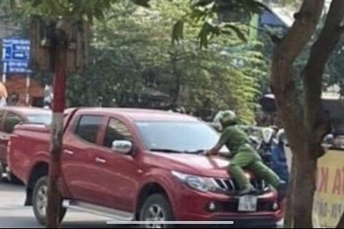 Khóa tay tài xế chống người thi hành công vụ