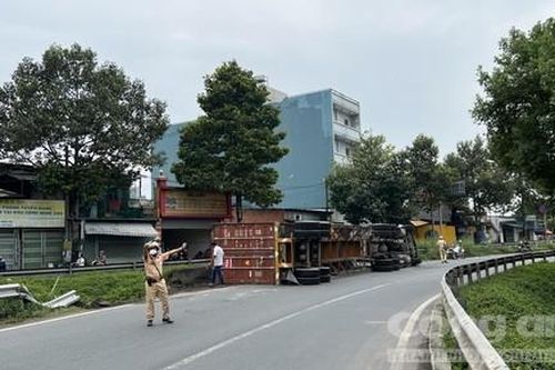 Xe container chở hàng chục tấn bông gòn lật nhào khi ôm cua tại TPHCM