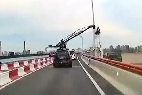 Cần cẩu quay phim tông liên tiếp vào cột đèn ở Trung Quốc