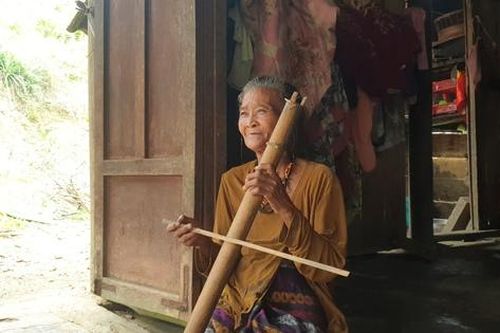 Người phụ nữ Mã Liềng gửi tâm sự qua tiếng đờn ống