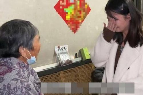 Dù chỉ bán rau ngoài chợ nhưng khi biết cháu trai sắp cưới vợ, bà nội liền tặng một thứ khiến cháu dâu bật khóc nức nở