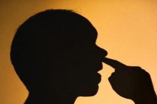 Có thể mắc bệnh Alzheimer vì ngoáy mũi