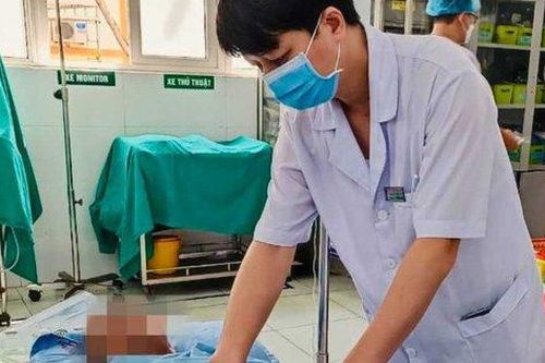 Lưỡi cưa cắm vào ổ bụng, người đàn ông may mắn thoát chết