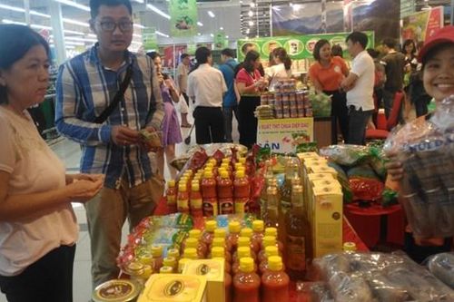 Hàng Việt, hàng Thái 'so găng'