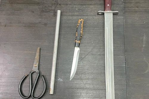 Bị tạt đầu xe, nam thanh niên gọi bạn đi đánh người phụ nữ