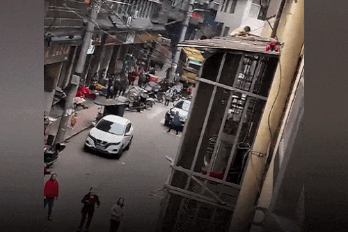 Đám đông cứu bé trai ngã từ 2 tầng