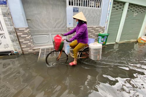 Nhiều nơi ở TP Thủ Đức nước ngập cả tuần